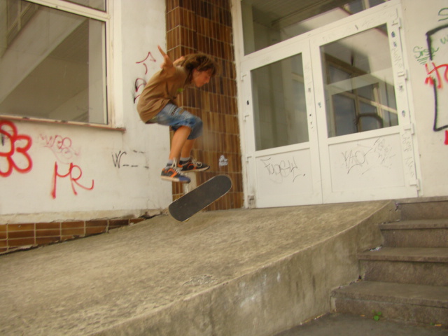 Dávid Bendík Kickflip na bangu